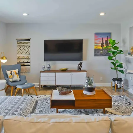 Modern Home W Private Pool Spa Pets Welcome